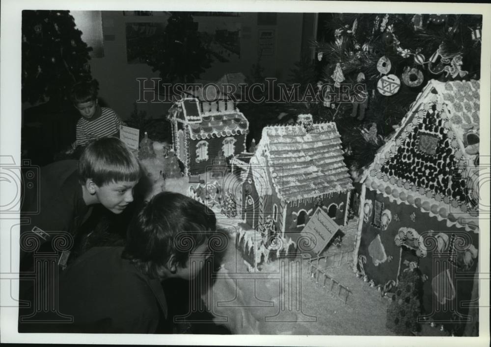 1991 Press Photo Children looking at gingerbreads during Christmas season - Historic Images