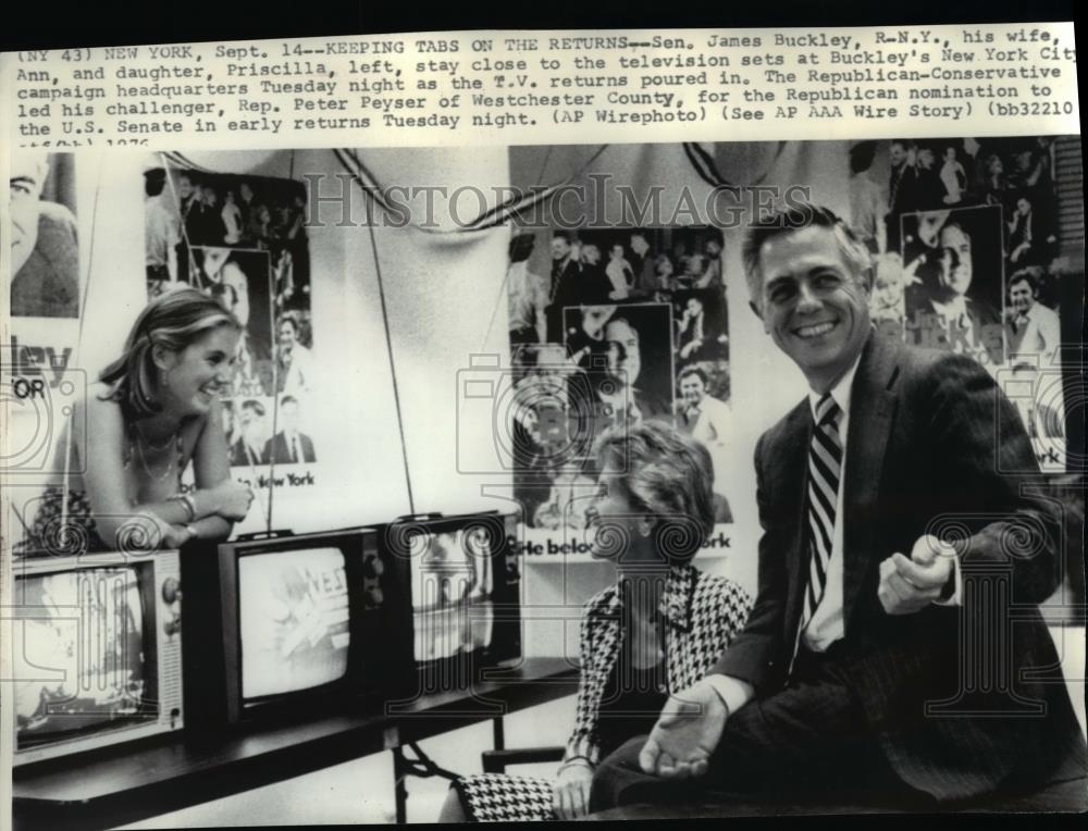 1976 Wire Photo Sen James Buckley and family at campaign headquarters - Historic Images