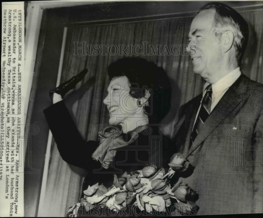 1976 Wire Photo Mrs. Anne Armstrong and husband Tobin Armstrong at London - Historic Images