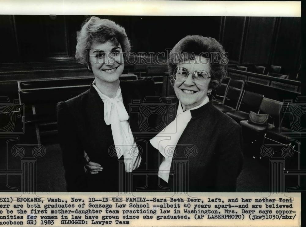 1983 Wire Photo Sara Beth Derr with mom Toni Derr-Gonzaga Law Graduates - Historic Images