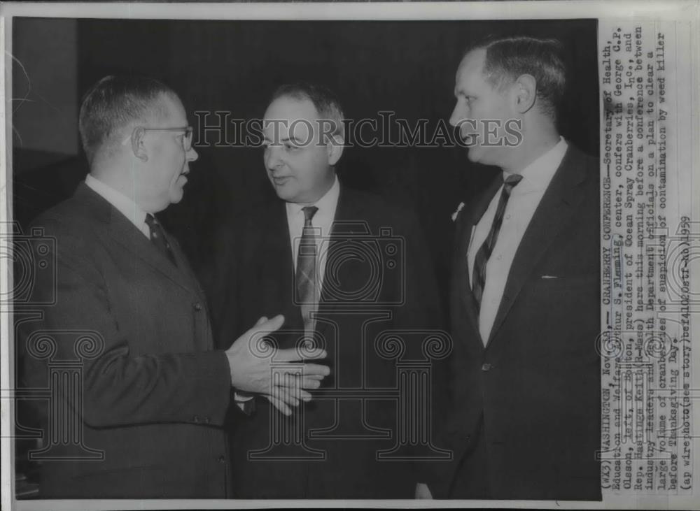 1959 Wire Photo Arthur Flemming talks to George Olsson over Health Dept., Wash. - Historic Images