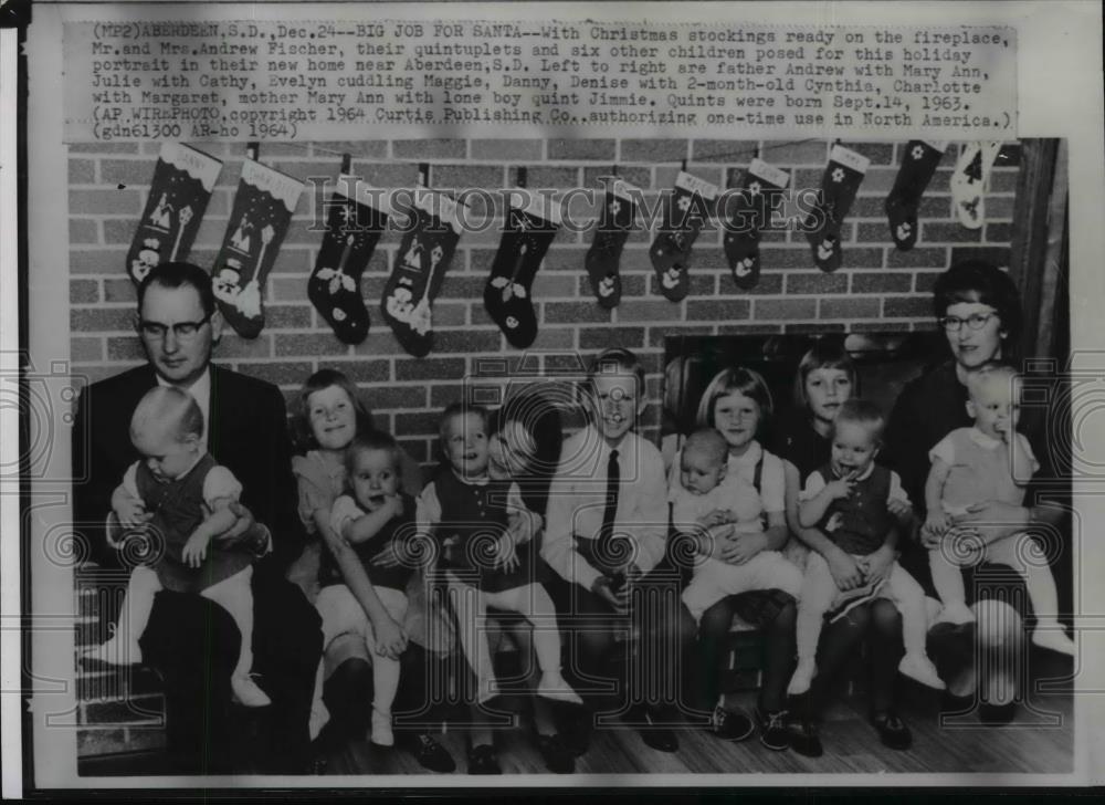 1964 Wire Photo Mr &amp; Mrs Andrew Fischer with quintuplets in Aberdeen at X-mas. - Historic Images