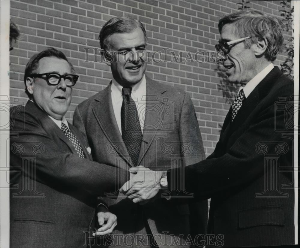 1978 Wire Photo Senator Warren Magnuson outside W.S.U. Vet. Building - spw02045 - Historic Images