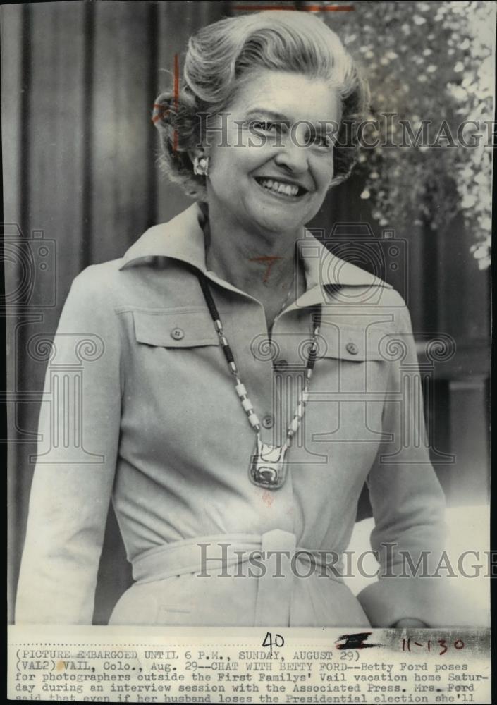 1977 Wire Photo Betty Ford posing for outside the family&#39;s vacation home - Historic Images