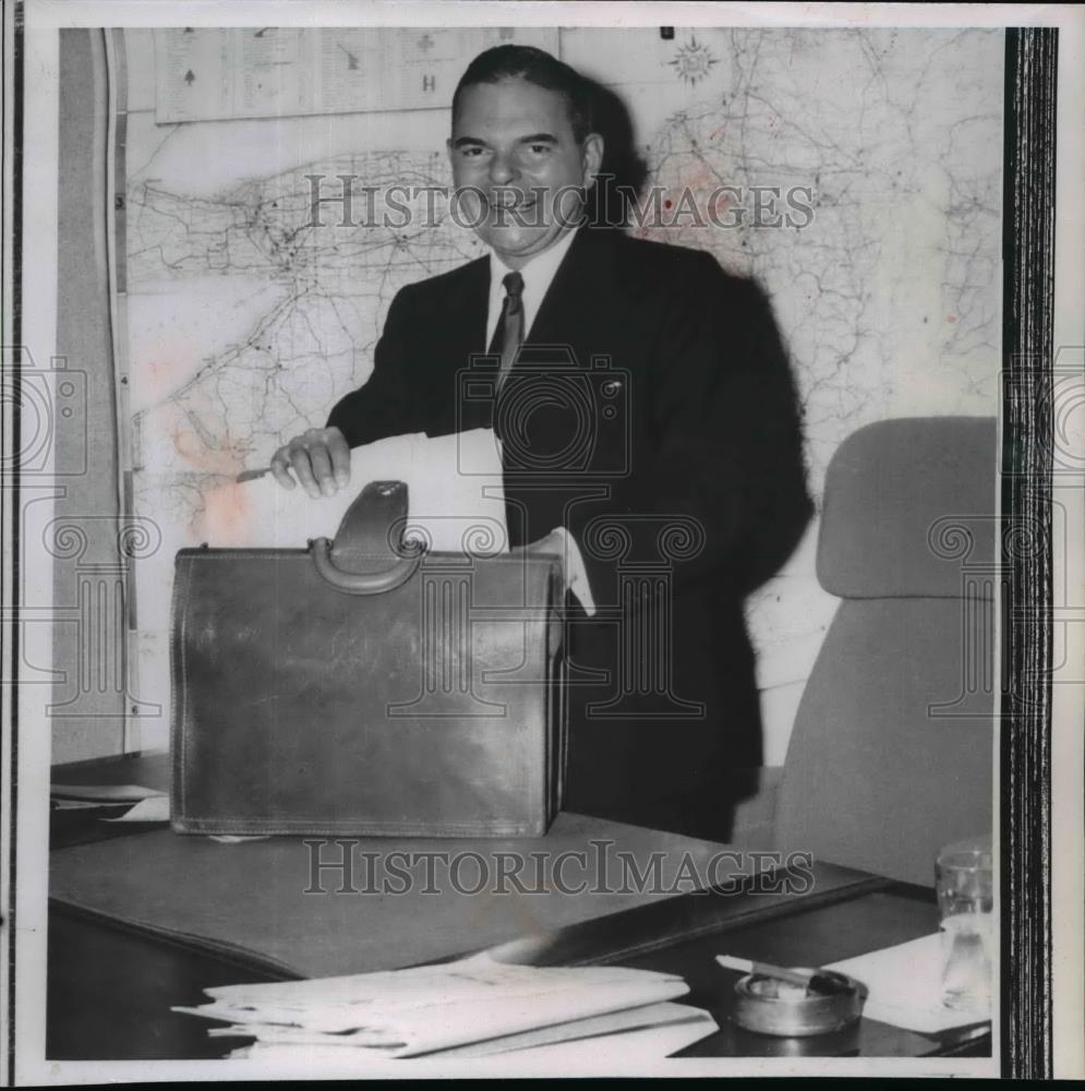 1954 Wire Photo Thomas Dewey sorting documents in his bag - spw02317 - Historic Images