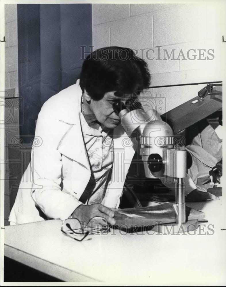 1982 Press Photo Shya Chitaley examines plant spores under a microscope - Historic Images