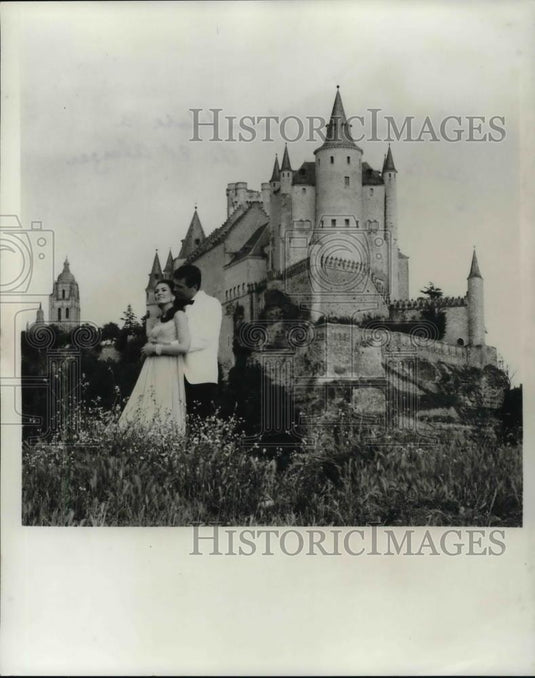 Press Photo Romance in bloom before a castle in Spain, the El Alcazar, Segovia - Historic Images