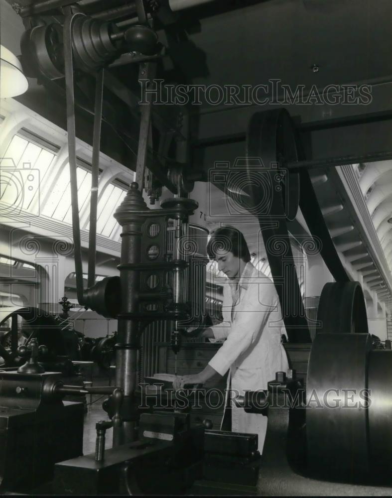 1980 Press Photo Mitch Scheidel shows power transfer at Henry Ford Museum - Historic Images