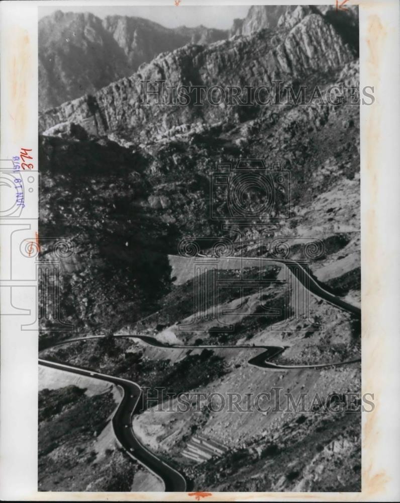 1978 Press Photo Saudi drivers on danger due to winding mountain highways - Historic Images