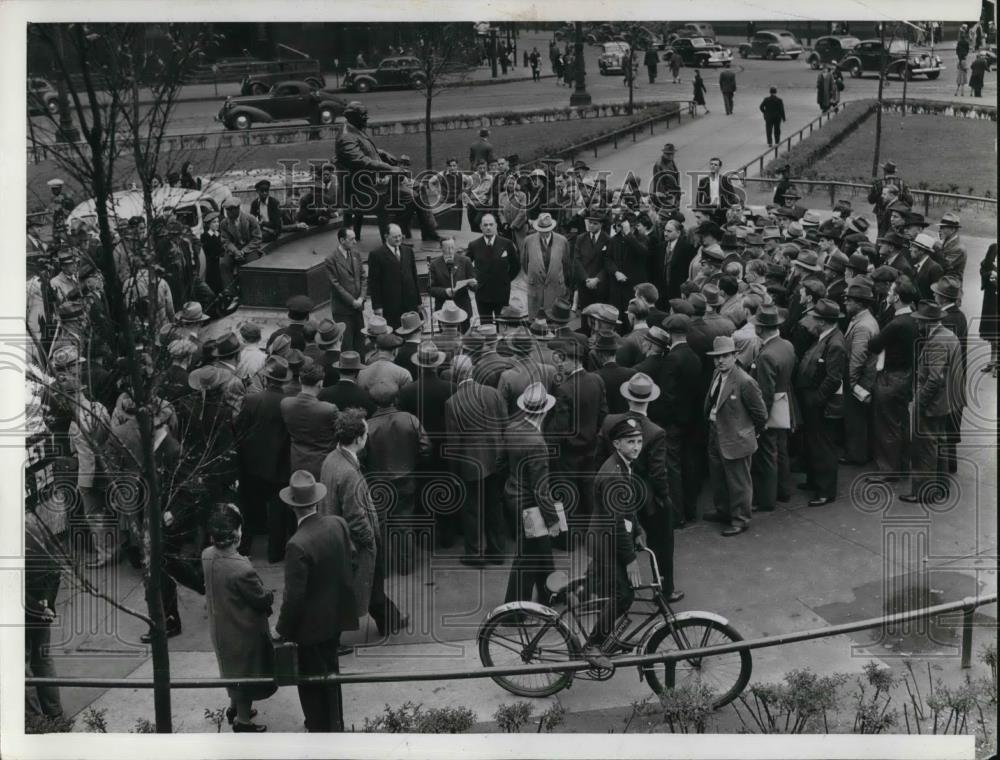 1941 Press Photo Crowd gathered around Tom L. Johnson statue at Public Square - Historic Images