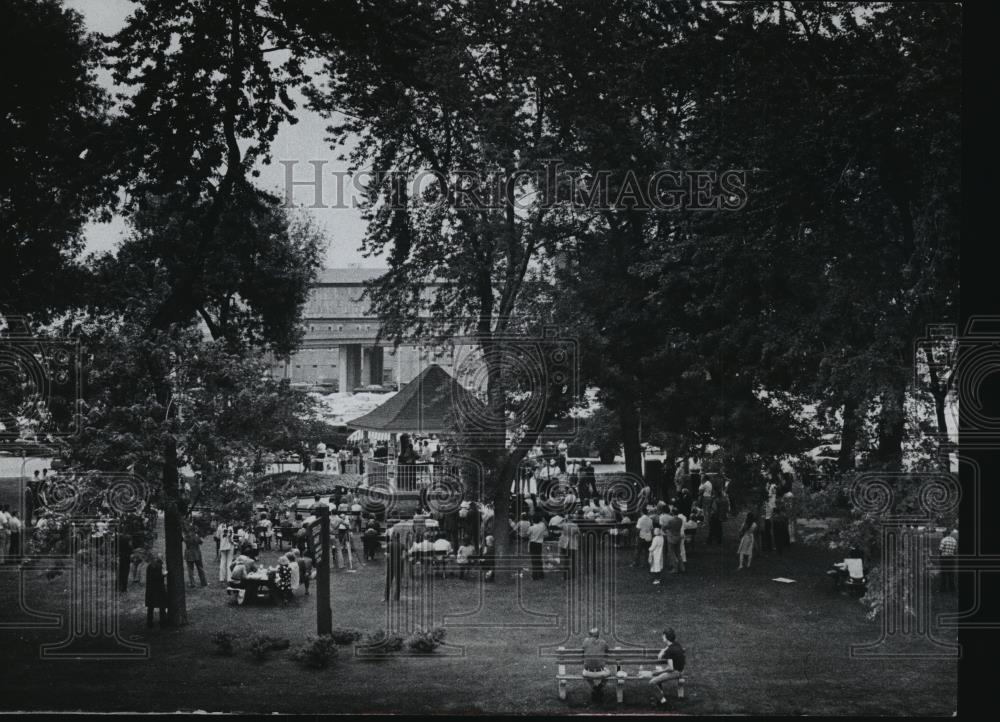 1977 Press Photo Musicians entertain noon visitors-Carl Zeidler Park bandstand. - Historic Images