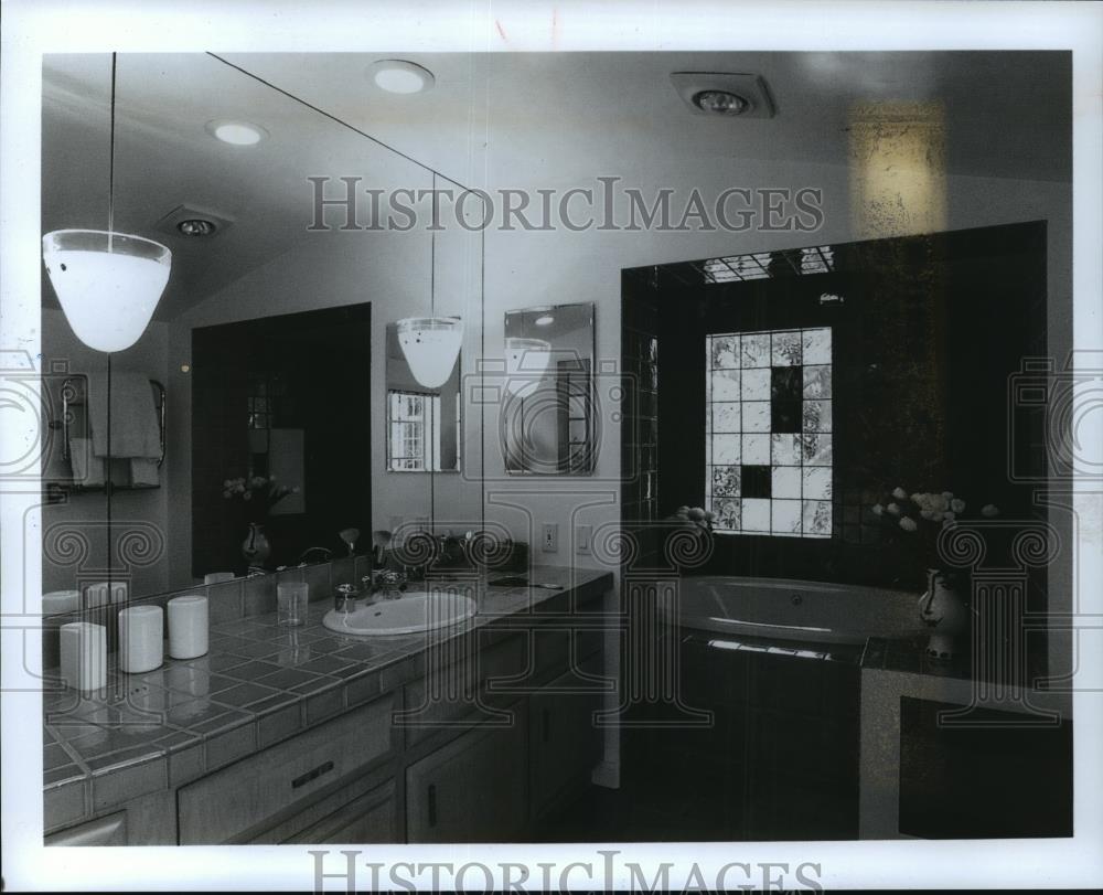 1995 Press Photo Partial Wall Around a Tub - mja44999 - Historic Images