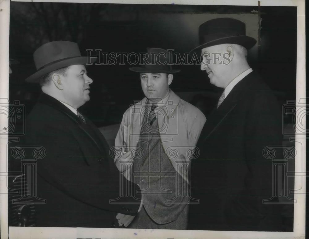 1940 Press Photo George Bender and Smith Davis in meeting in Cleveland Ohio - Historic Images