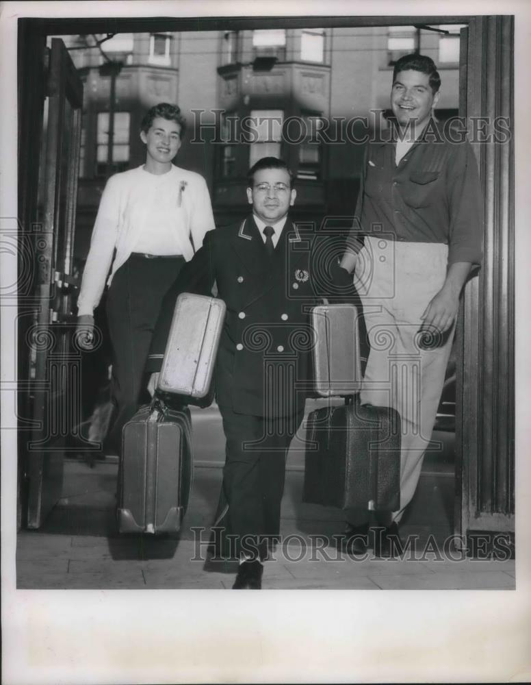 1952 Press Photo Lucy Bujoridsn, Anthony Overso and Otto Wolf at a hotel - Historic Images