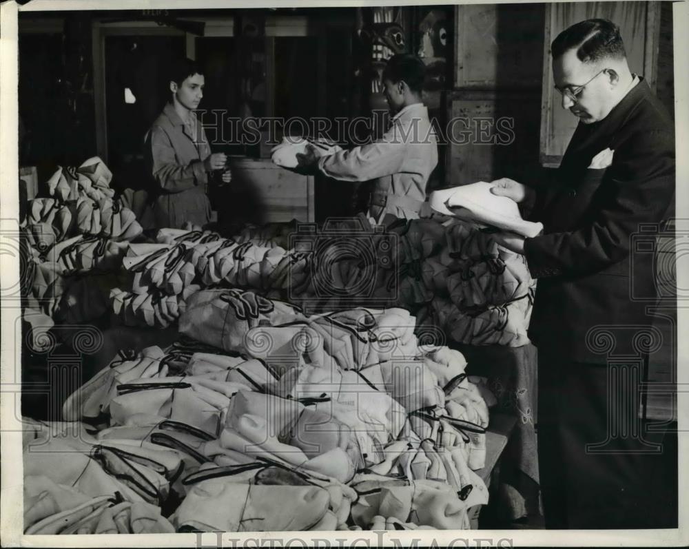 1941 Press Photo US Orders Furs for Alaska Troops - ned44848 - Historic Images