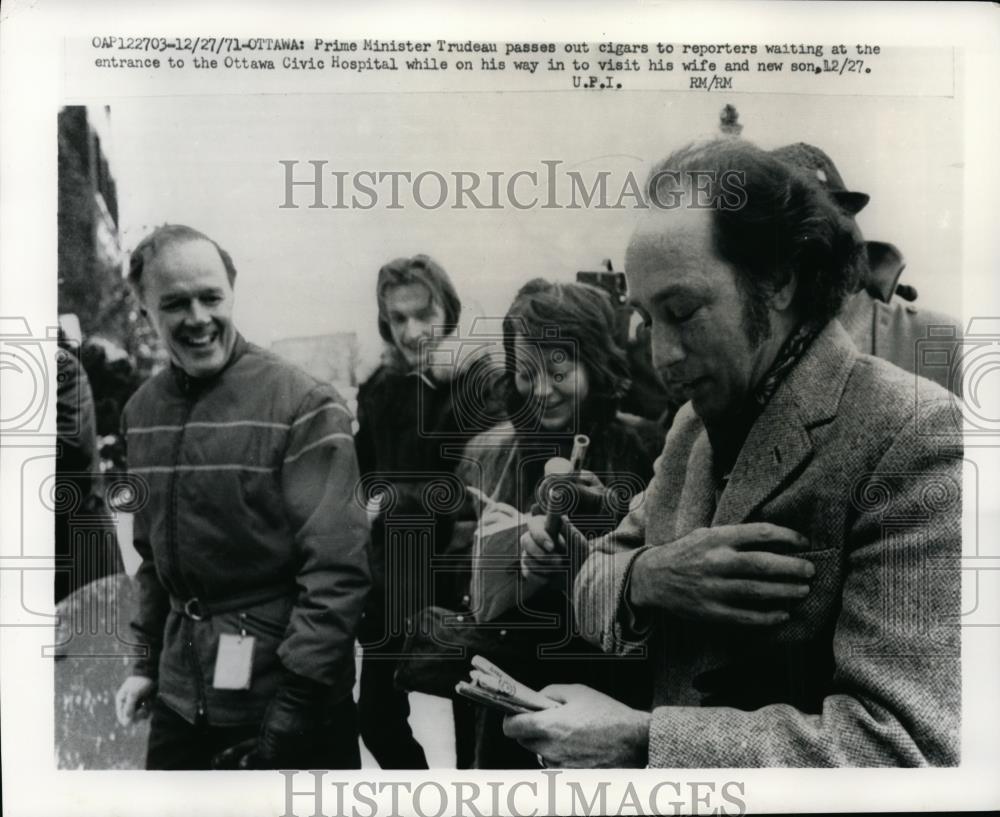 1971 Press Photo new father Prime Minister Trudeau passes out cigars to reporter - Historic Images