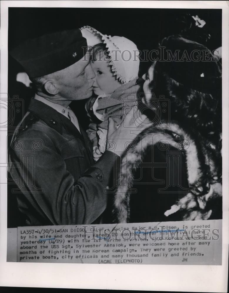 1951 Press Photo Major M.R. Olsen greeted by his wife and daughter - nef35668 - Historic Images