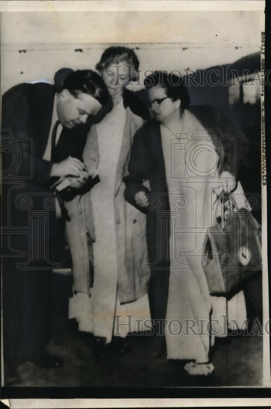 1959 Press Photo Ella Throbe & Alive Kluesing Escaped Stalheim Hotel Fire Norway - Historic Images