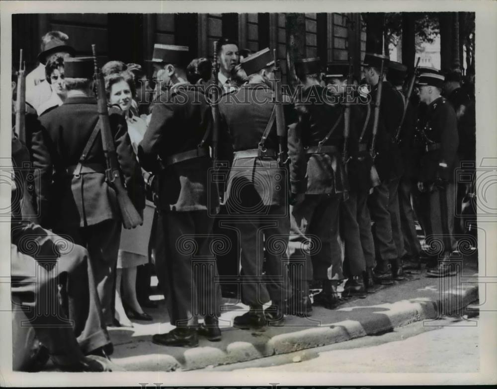 1958 Press Photo Guards at Hotel la Perouse During Charles de Gaulle Meeting - Historic Images