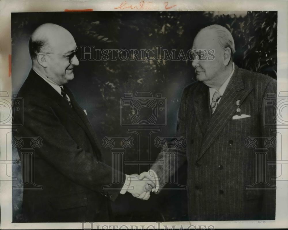 1953 Press Photo Sir Winston Churchill, M. Martinaud-Deplat in Nice, France - Historic Images