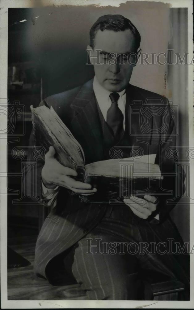 1949 Press Photo Dr Nelson Glueck Holds Newest Addition to School&#39;s Rare Books - Historic Images