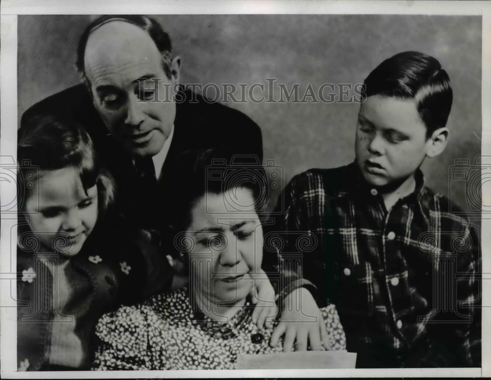 1944 Press Photo Mother of Major Gregory Boyington Reads Letter to His Children - Historic Images