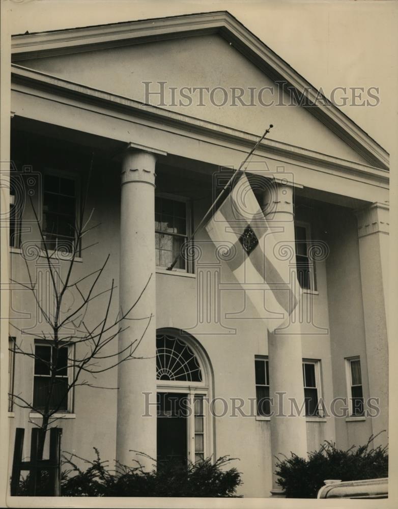 1940 Press Photo Half-Mast Flag at Finnish Legation, Washington, D.C. - Historic Images