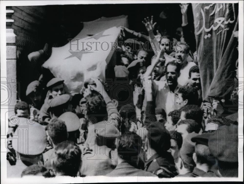 1969 Press Photo Coffin of Lt Gen Abdul Moneim Riad Carried from Cairo Mosque - Historic Images