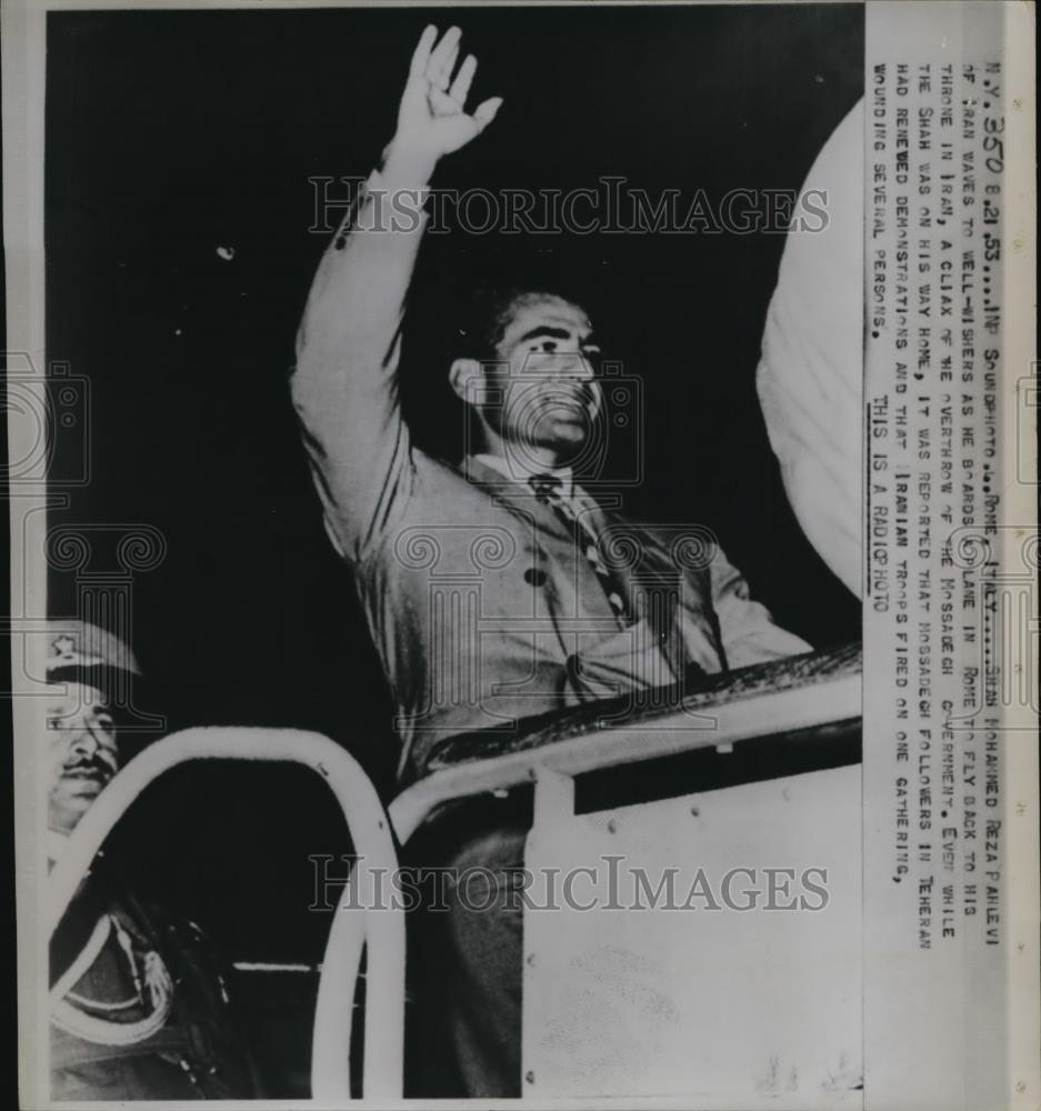 1953 Press Photo Shan Mohammed Reza Pahlevi of Iran aboard a plane in Rome - Historic Images