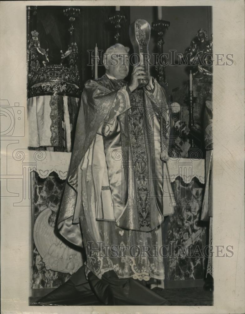 1949 Press Photo Archbishop Edward Francis Hoban at St. John&#39;s Cathedral - Historic Images