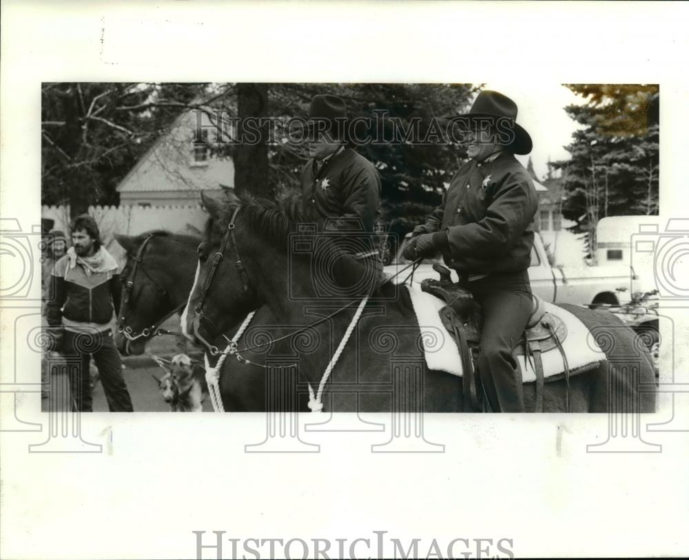 1986 Press Photo Shirie Defoe rides beside Gordon Hansen in the Christmas parade - Historic Images