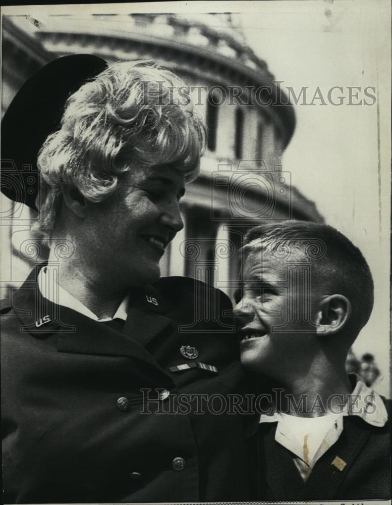 1970 Press Photo Air Force Captain Tammie Sue Smith with Son Miller U.S. Capitol - Historic Images