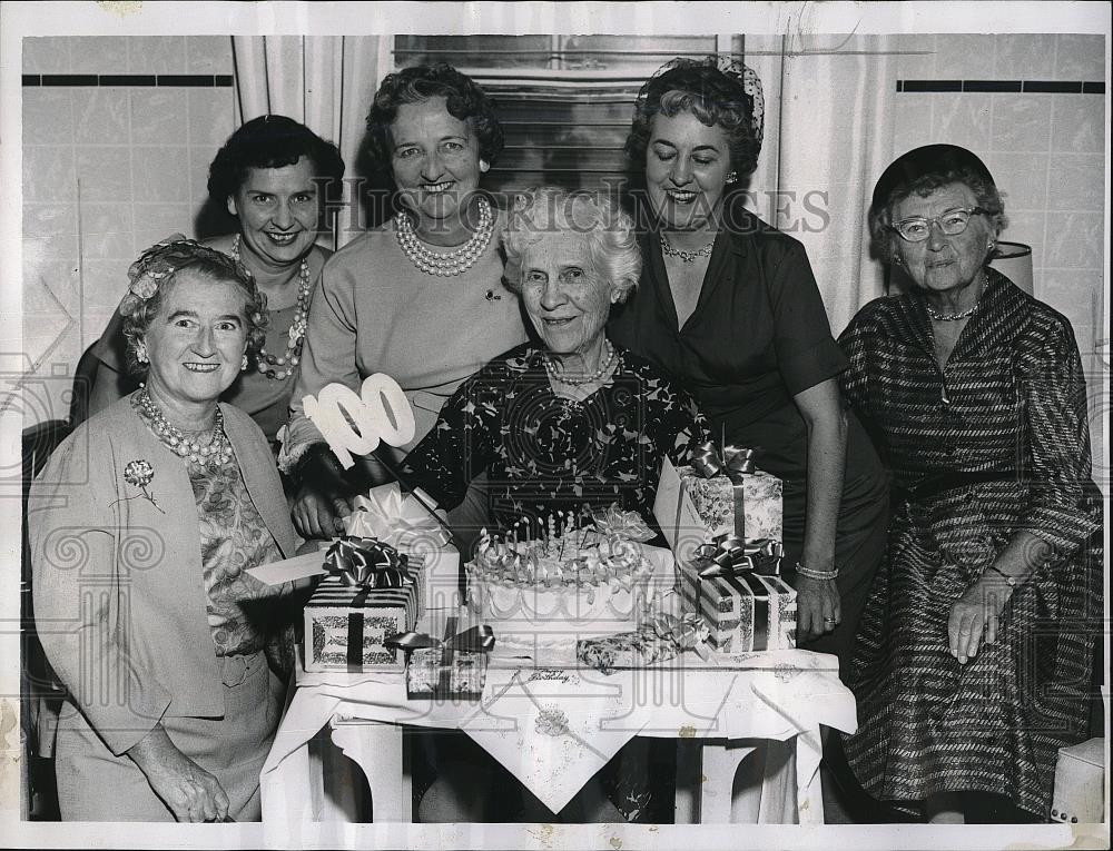 1962 Press Photo Augestina Dempsey celebrates her 100th birthday with Lay - Historic Images