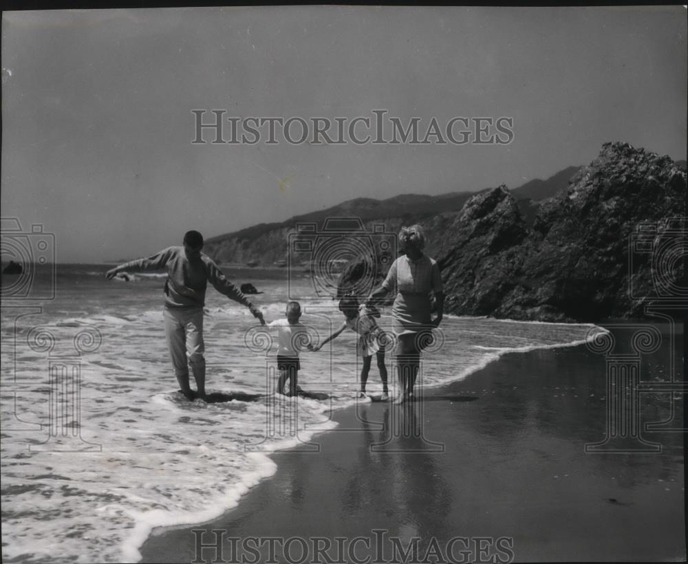 1984 Press Photo Family explores the seashore along Southern California - Historic Images