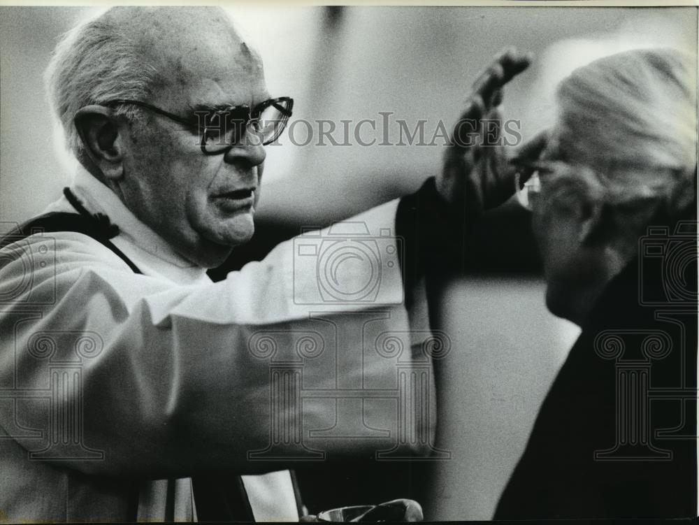 1986 Press Photo Rev. Bernard Barry at Our Lady of Lourdes - spa36429 - Historic Images