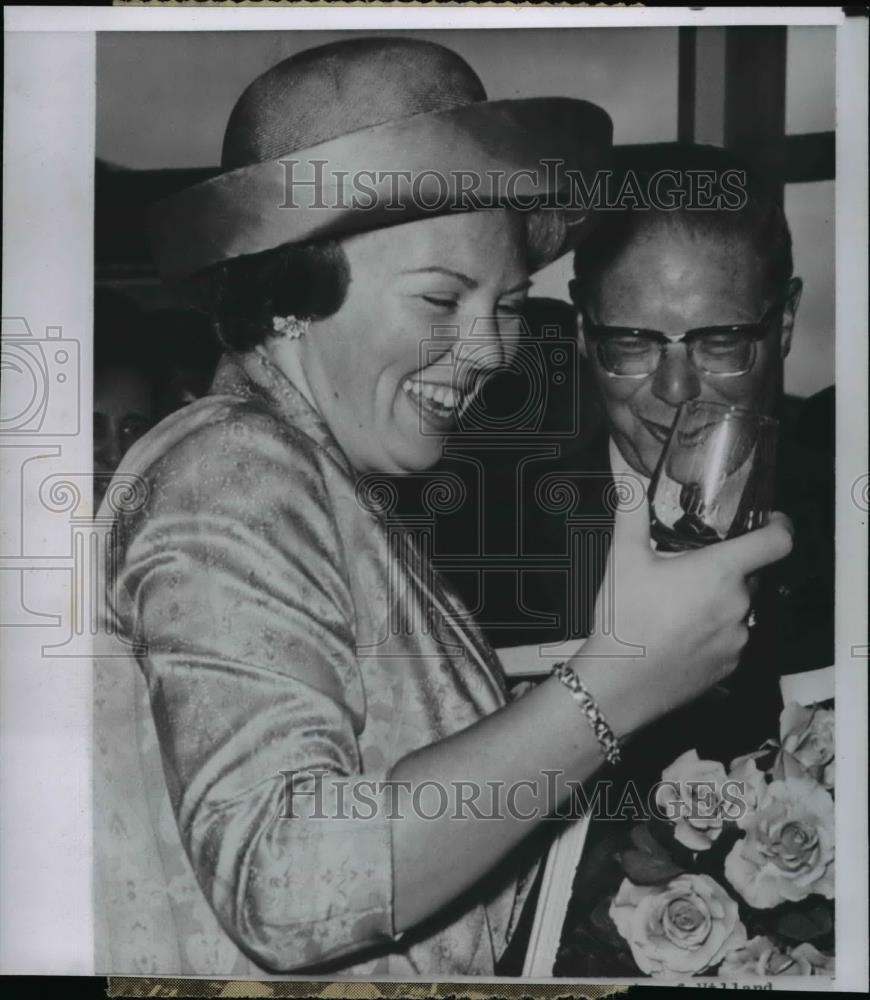 1962 Wire Photo Princess Beatrix of Holland jokes with Dr L.J.F. Wijsenbeck - Historic Images