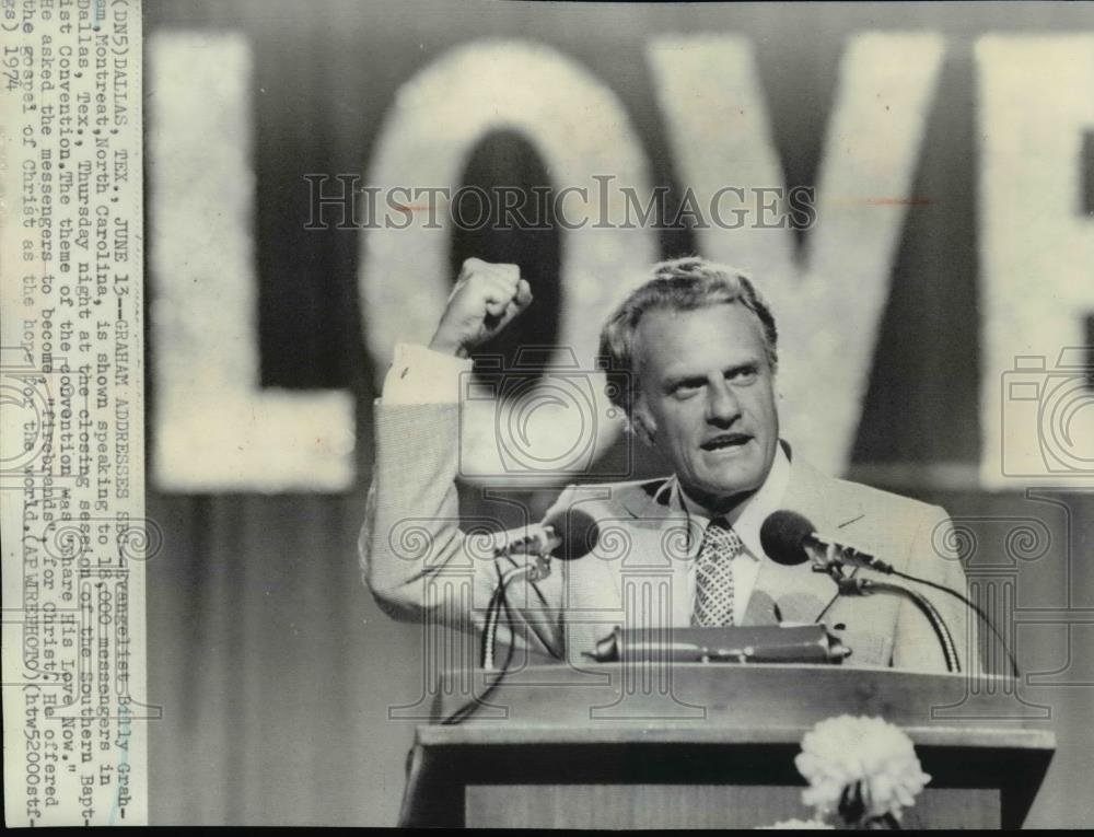 1974 Wire Photo Evangelist Billy Graham speaking to messengers in Dallas, Texas - Historic Images