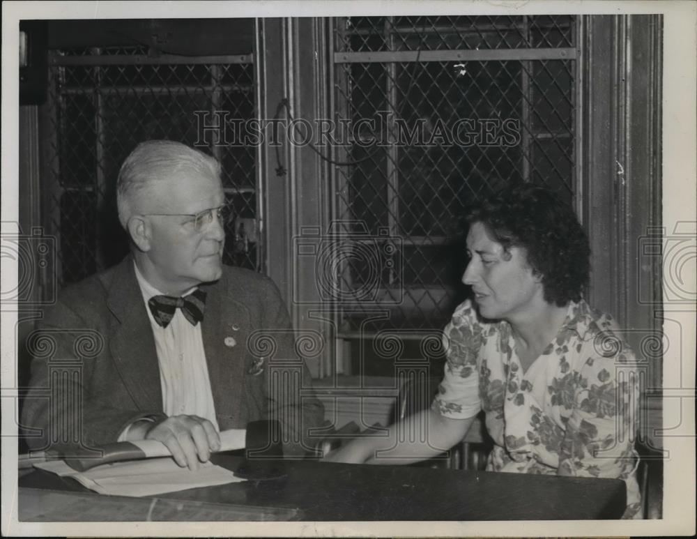 1945 Press Photo New York Louise Monje cries over evidence NYCq - neny06168 - Historic Images