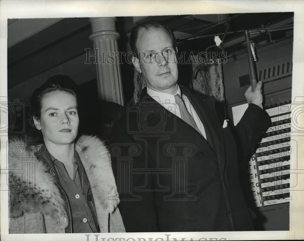 1945 Press Photo New York Mayoral candidate Newbold Morris &amp; wife vote NYC - Historic Images