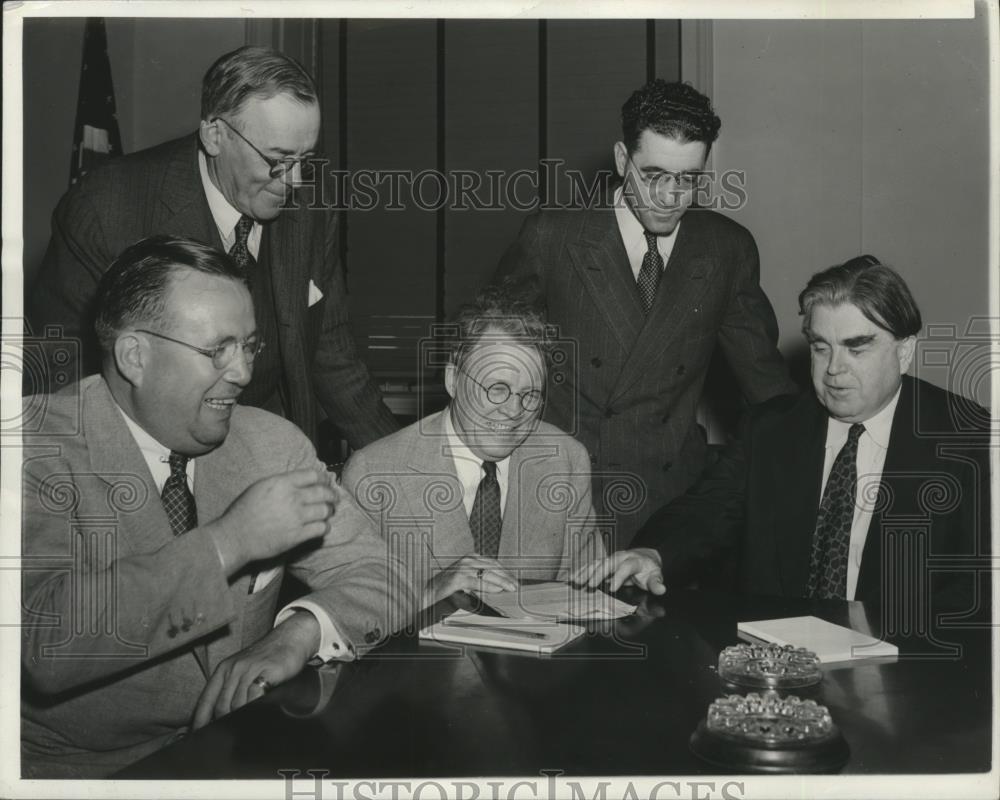 1941 Press Photo Defense Mediation Board Panel Hearing to settle Strike - Historic Images