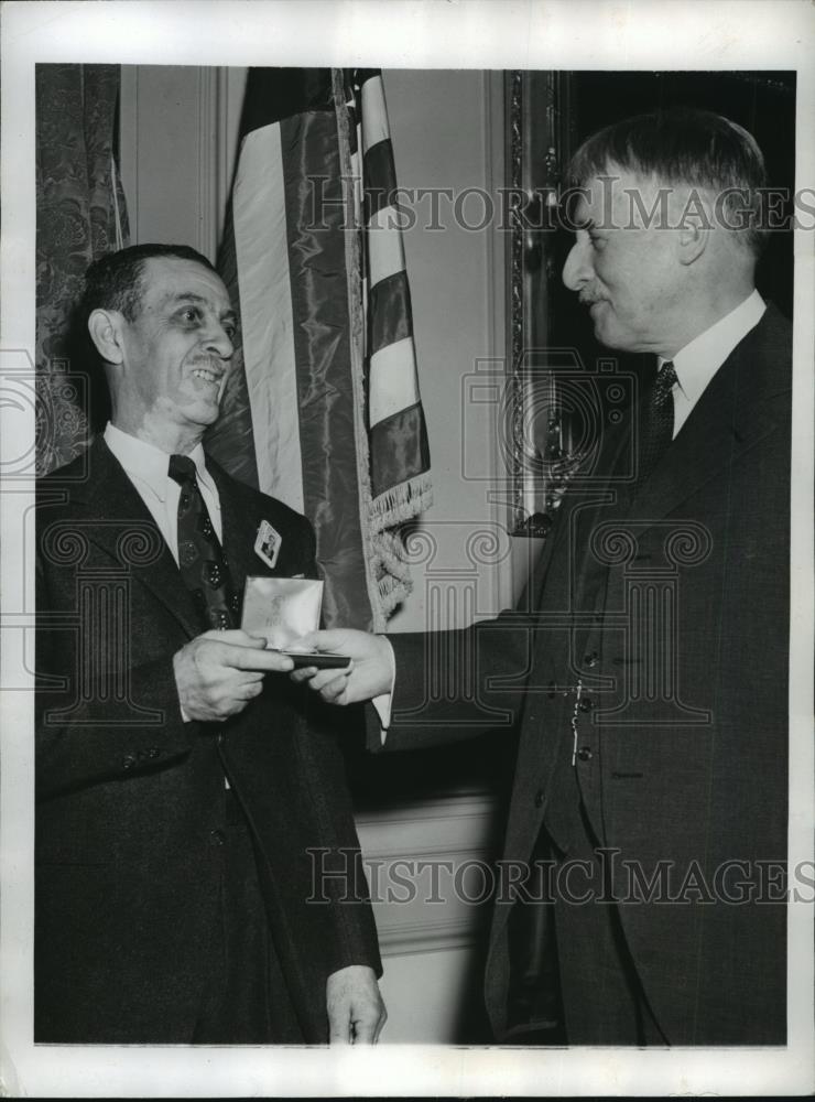 1942 Press Photo Walter Taylor, War Dept. Messenger receives retirement token - Historic Images