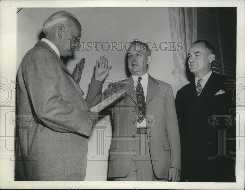 1943 Press Photo Marvin Jones takes oath of office as War Food Administrator - Historic Images