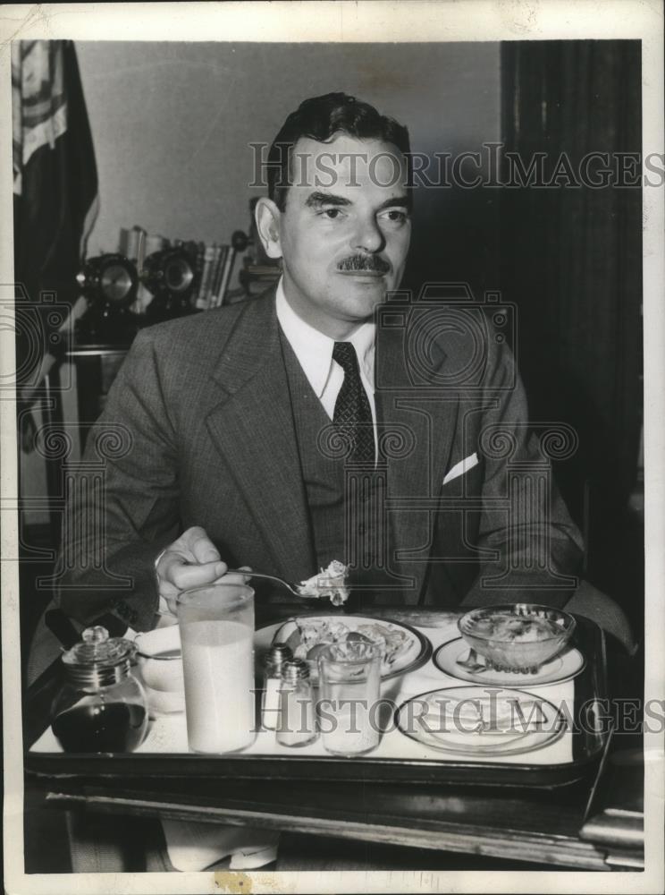 1944 Press Photo Gov.Thomas E.Dewey take his lunch in the Executive Chamber - Historic Images