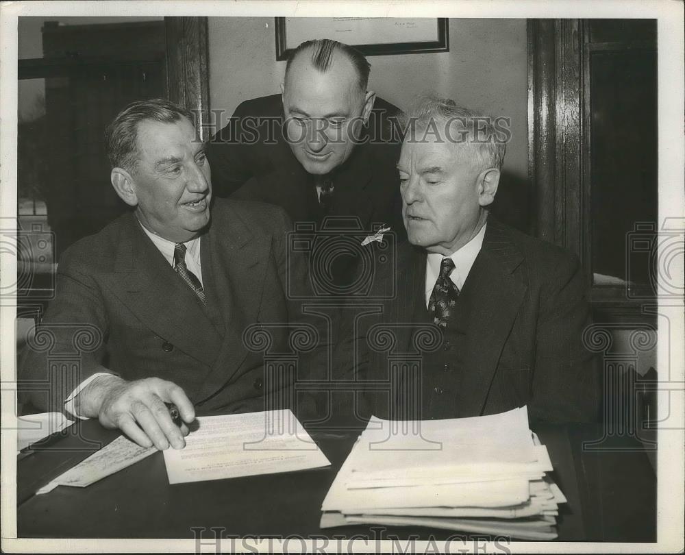 1944 Press Photo Bob Coleman With President Bob Quinn And Tom  Sheehan - Historic Images