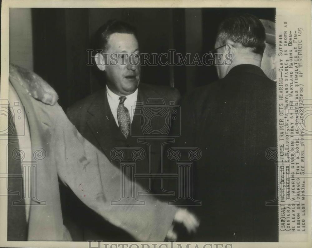 1945 Press Photo Clay Sutphin leaves hearing given by Maryland Racing Commission - Historic Images
