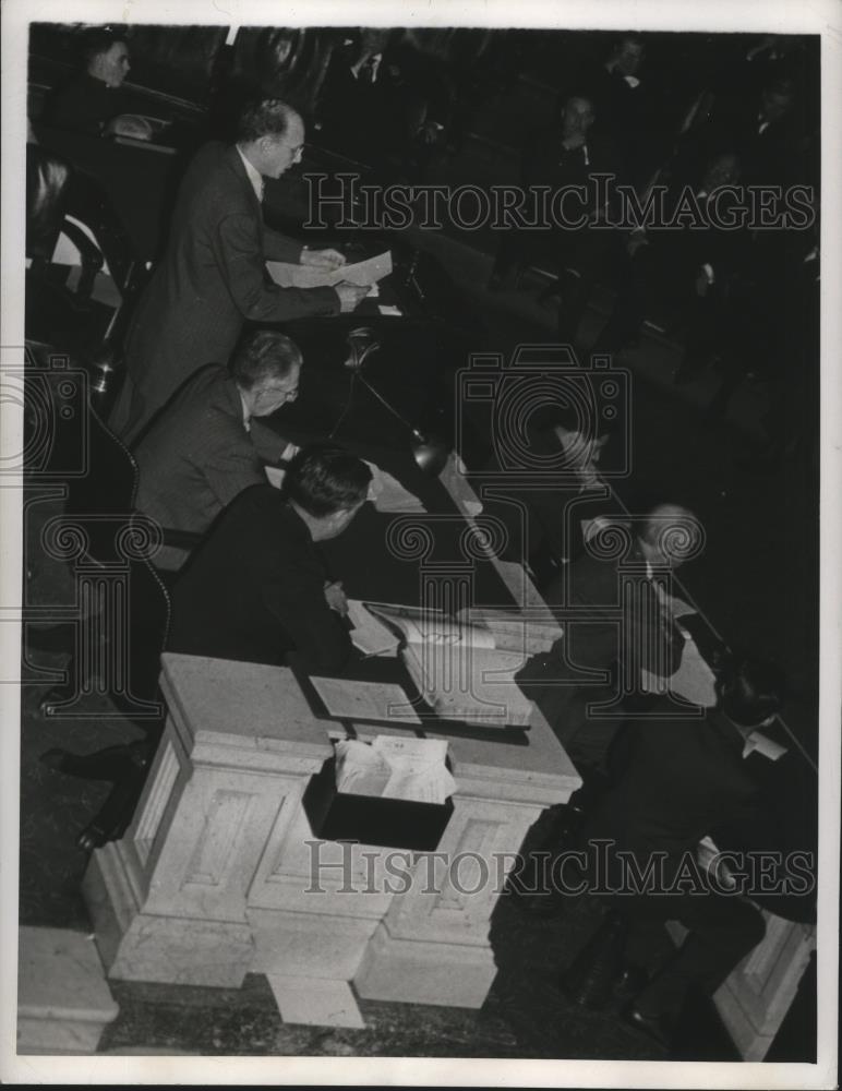 1945 Press Photo George J.Maurer delivers Pres.Roosevelt Message to Congress - Historic Images
