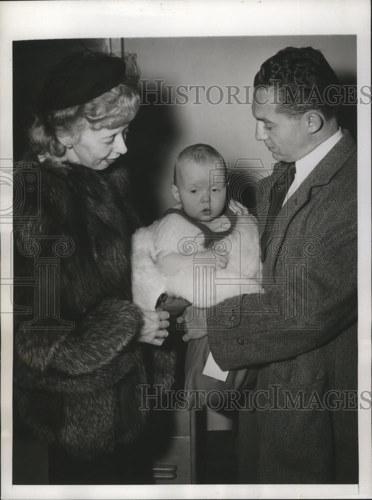 1945 Press Photo Kohlberg, wife Petrina, daughter Dori at Red Cross Headquarters - Historic Images