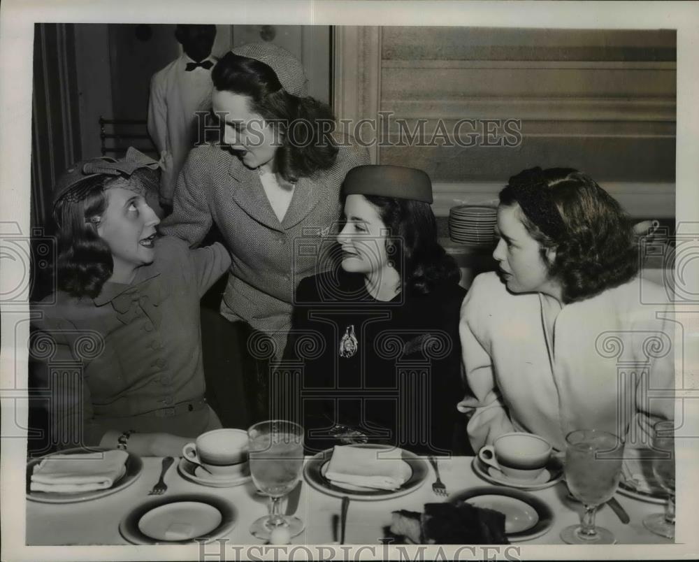 1946 Press Photo Margaret Truman &amp; Senate daughters Lydia Langer - nep03091 - Historic Images