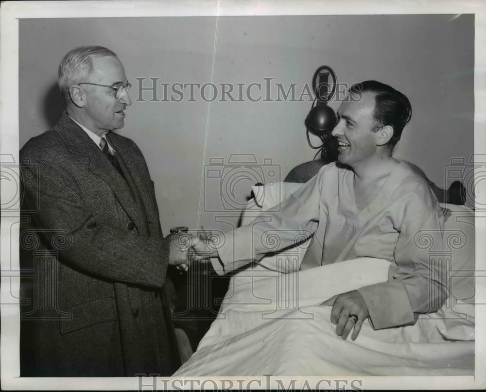 1947 Press Photo President Truman visit to Charles Corte at Georgetown Hospital - Historic Images