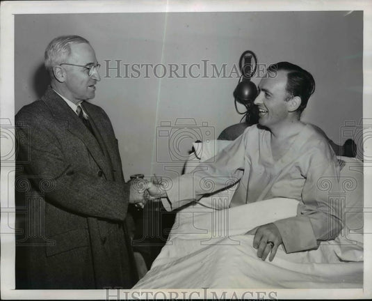 1947 Press Photo President Truman visit to Charles Corte at Georgetown Hospital - Historic Images